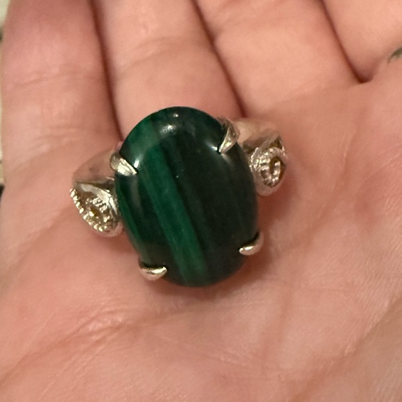 Elegant Silver and Green Gemstone Ring - Picture 2 of 4